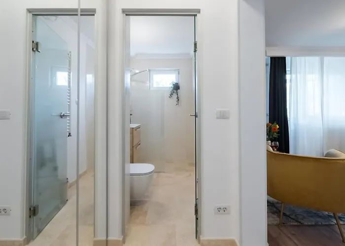 G24 - Luxurious & Cozy Inspired By Freedom 부쿠레슈티